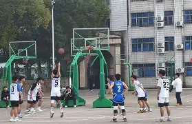 简要说明在篮球比赛中如何打球