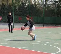 简要说明在篮球比赛中如何打球